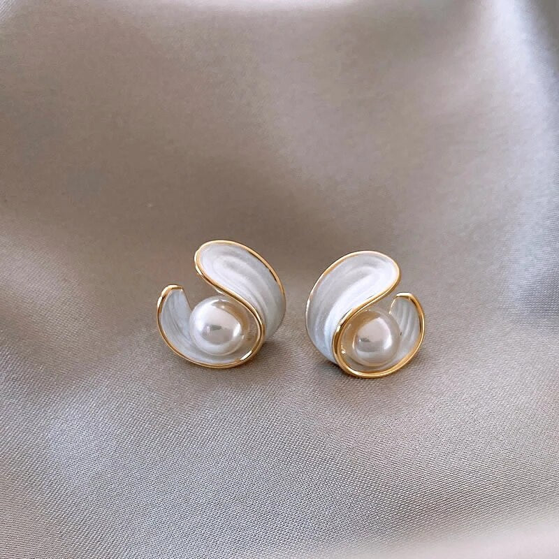 Luxurious white opal earrings with pearls in gold