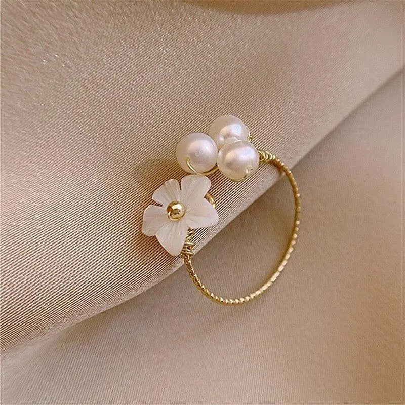 Adjustable pearl flower ring in gold