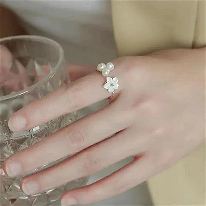 Adjustable pearl flower ring in gold