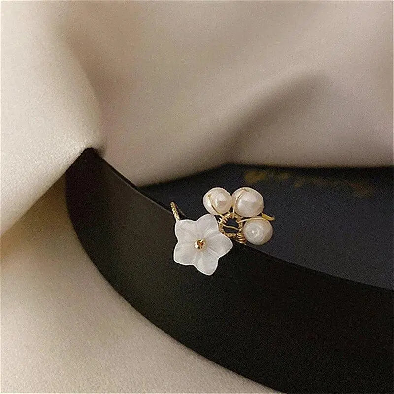 Adjustable pearl flower ring in gold