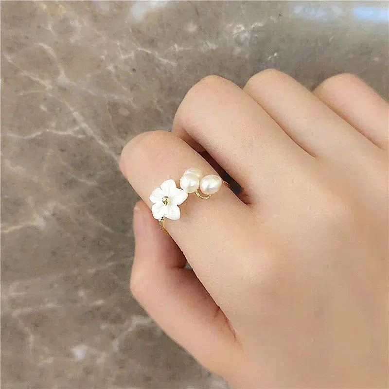 Adjustable pearl flower ring in gold