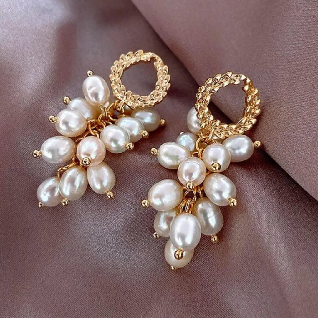 Luxury earrings with gold-linked pearls