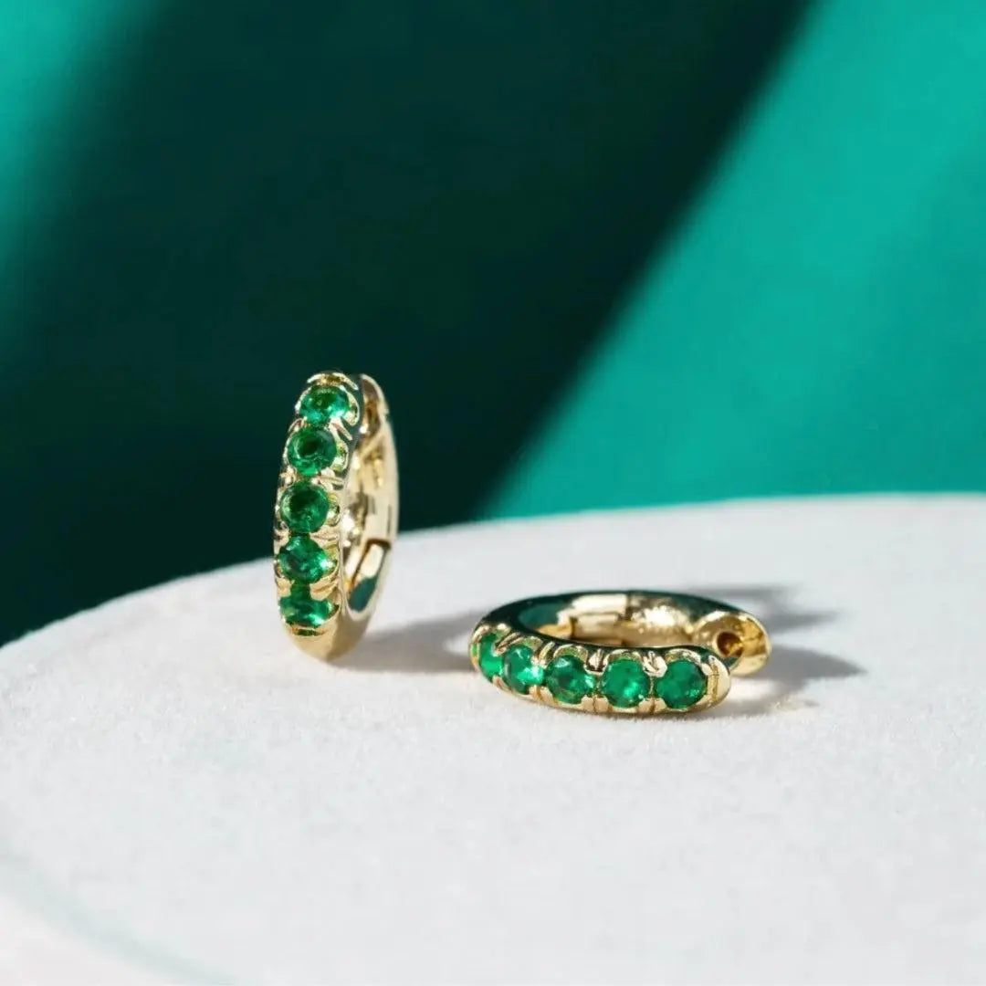 Nut earrings with green zirconia in gold