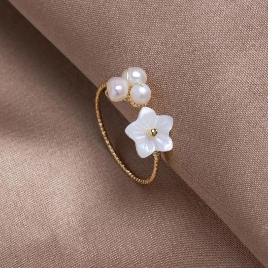 Adjustable pearl flower ring in gold