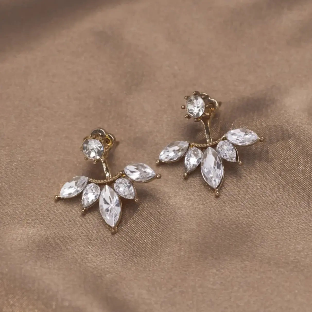 Gold earrings with zirconia