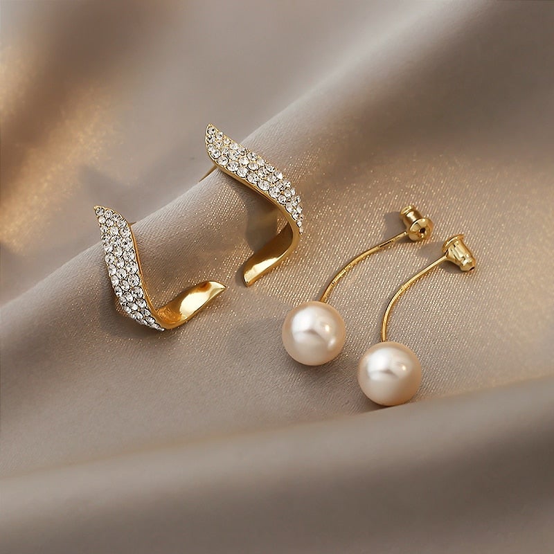 Gold Pearl Earrings with Glitter Element