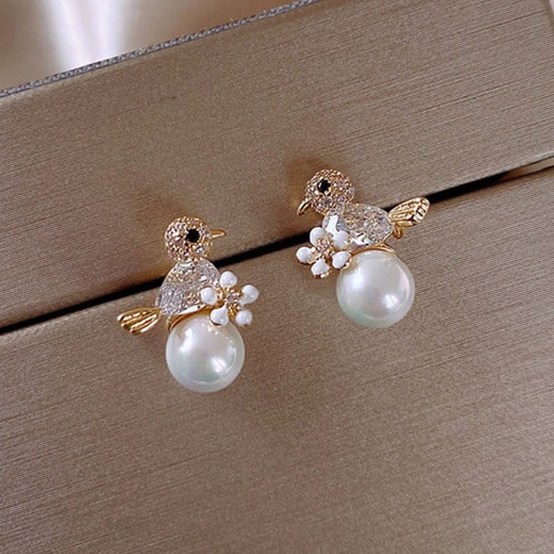 Luxurious earrings with zirconia bird and pearl