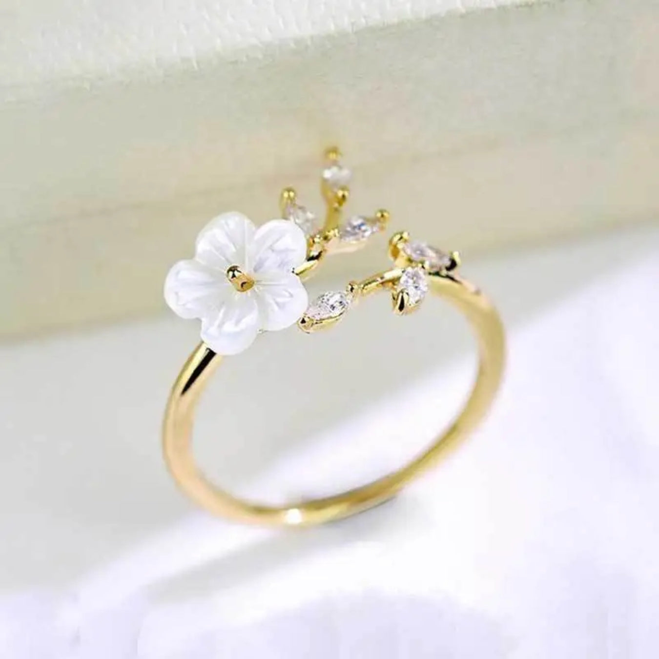 Ring with zirconia and white flower