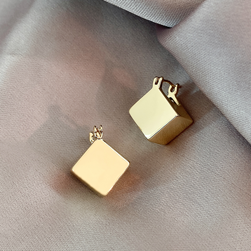 Elegant cubic gold earrings