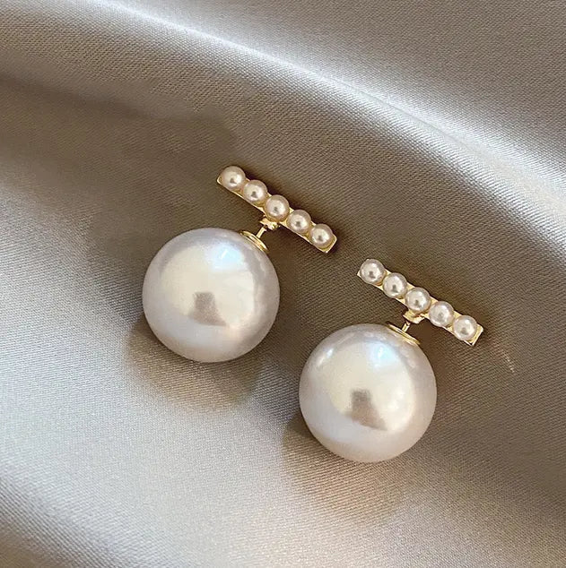 T-Pearl Earrings in Gold