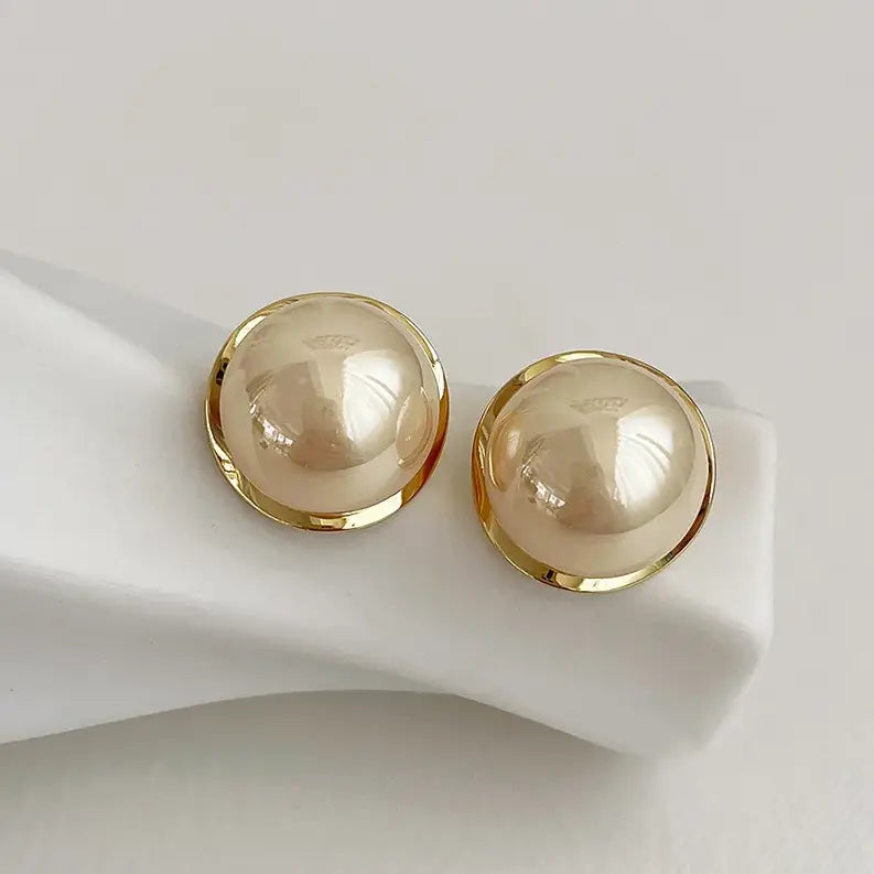Elegant earrings with thick pearl