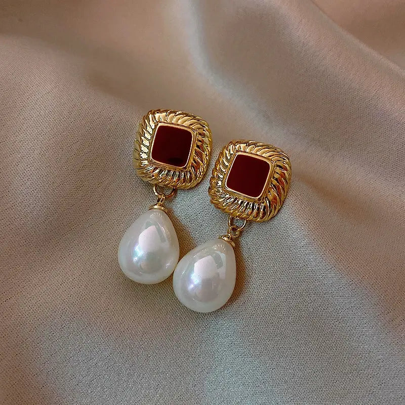 Elegant golden earrings in red and pearls