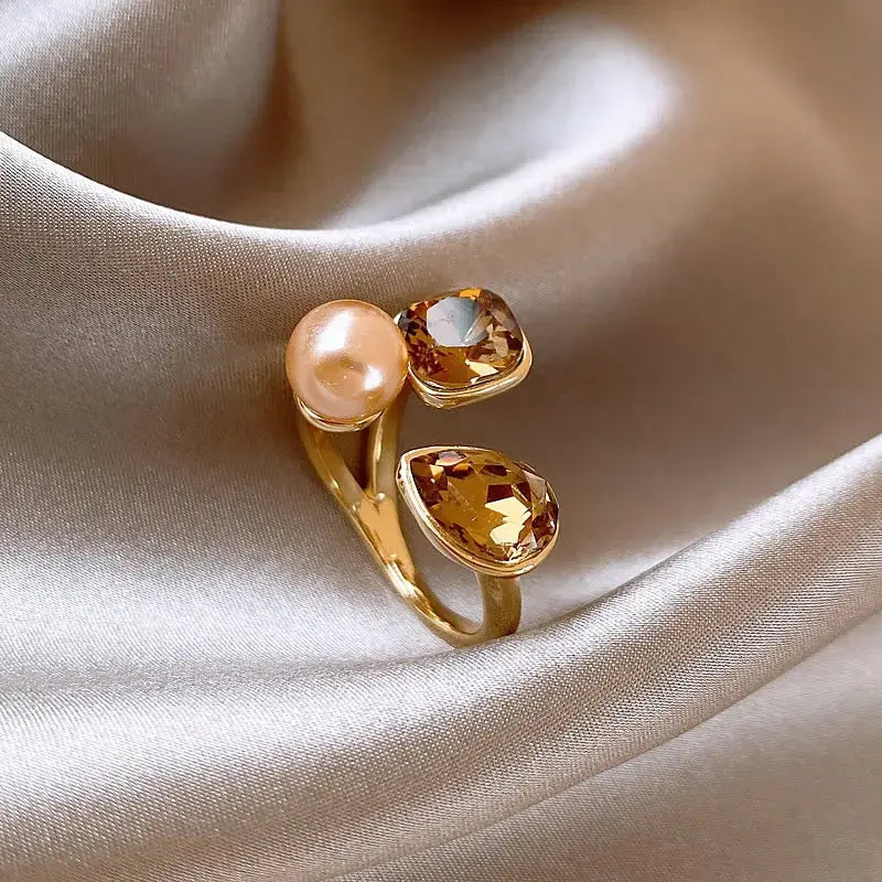 Elegant ring made of crystal and pearls