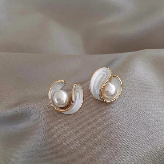 Luxurious white opal earrings with pearls in gold