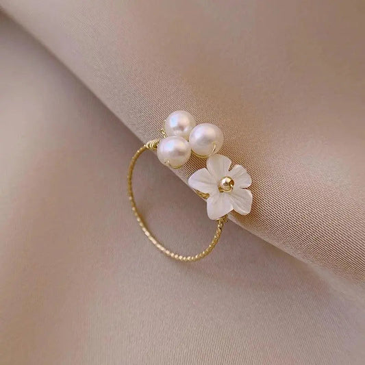 Ring with flower and mother of pearl in gold