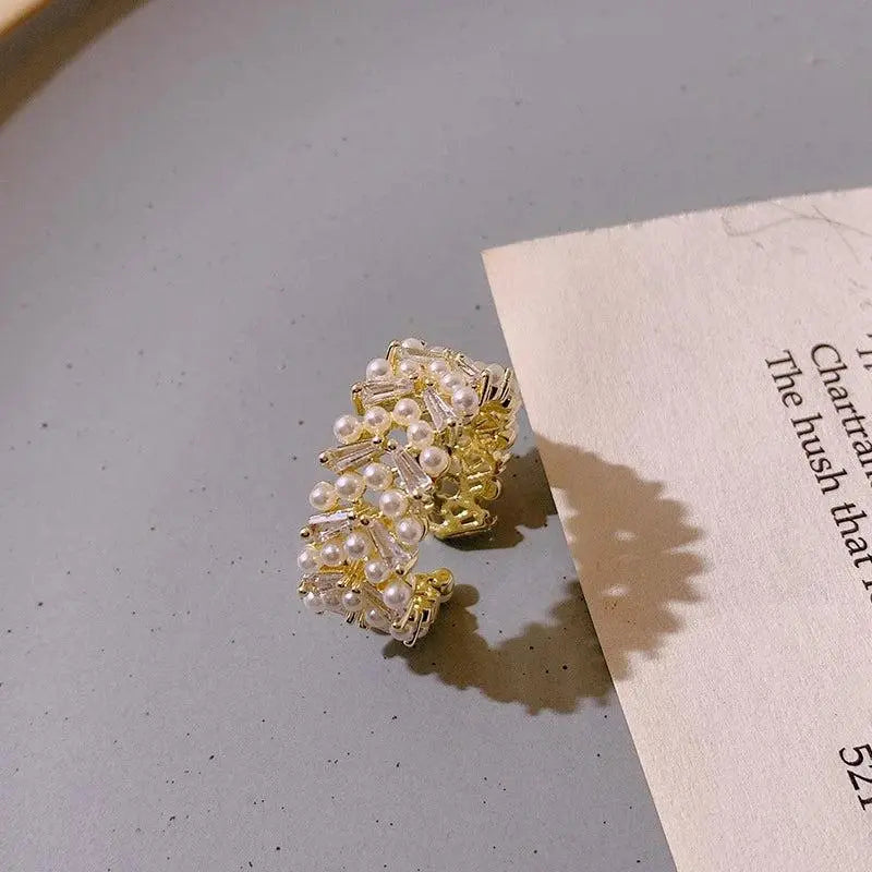 Luxurious pearl ring in gold