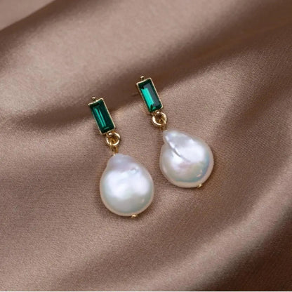 Luxurious earrings with pearls and green zirconia in gold