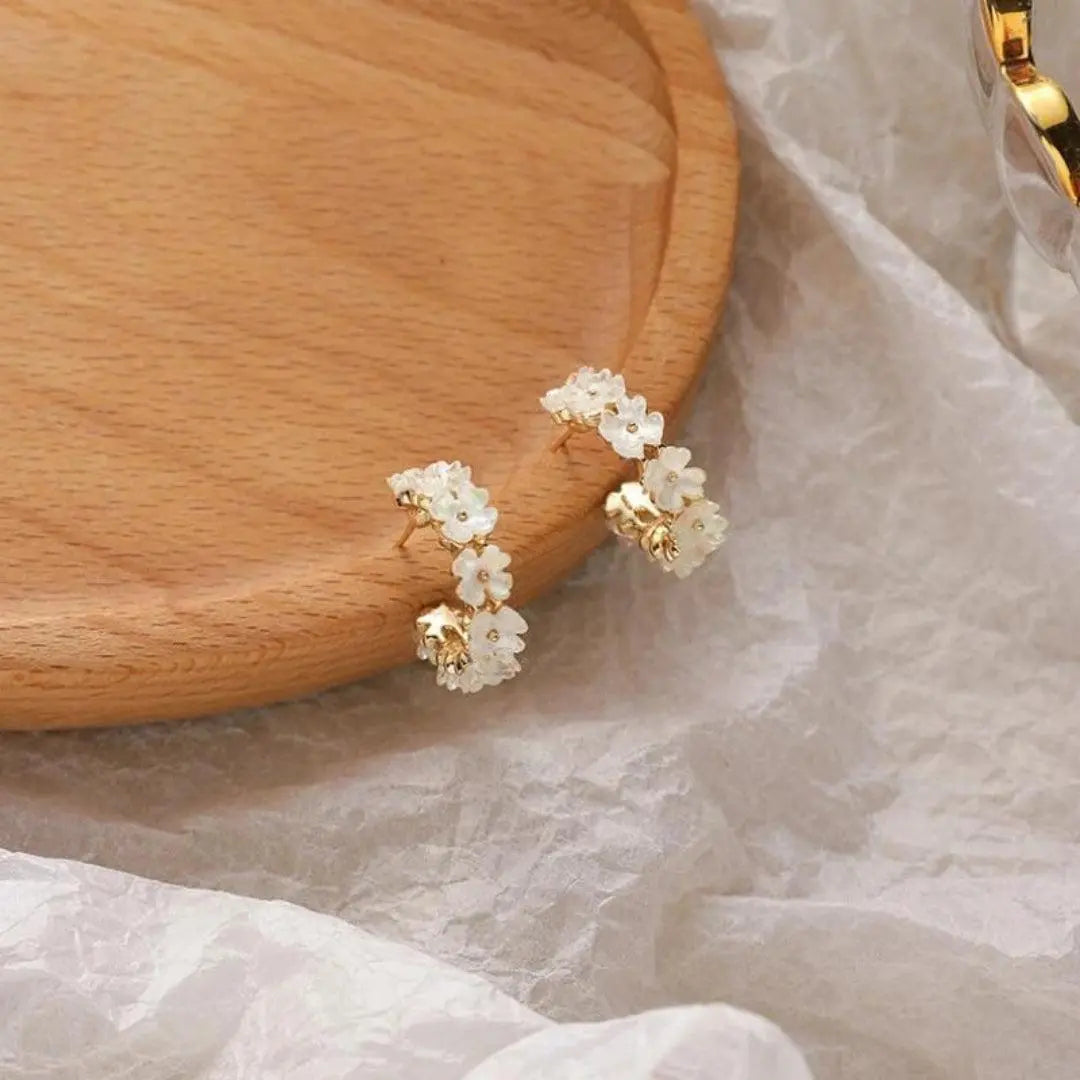 Luxurious Daisy Earrings in Gold