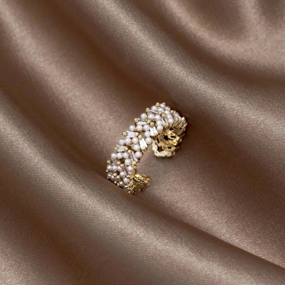 Luxurious adjustable ring with pearls in gold