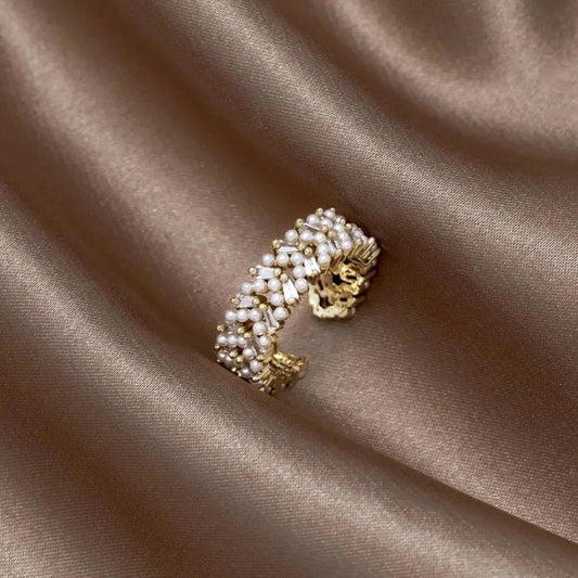 Luxurious adjustable ring with pearls in gold