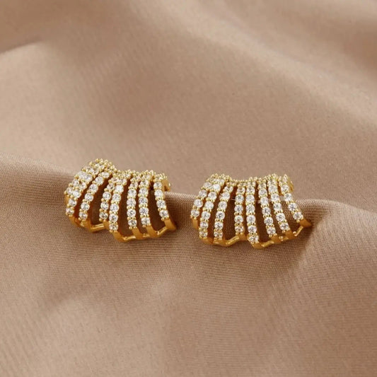 Pearl hoop earrings in gold