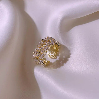 Luxurious pearl ring in gold