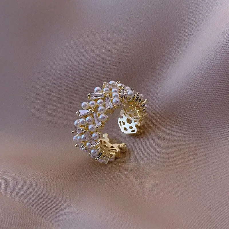 Luxurious pearl ring in gold
