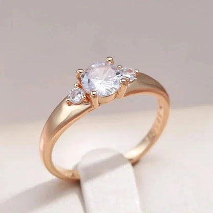 Elegant Ring with Crystal in Gold