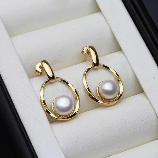Elegant earrings made of gold and pearls