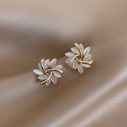 Luxurious white opal earrings in gold