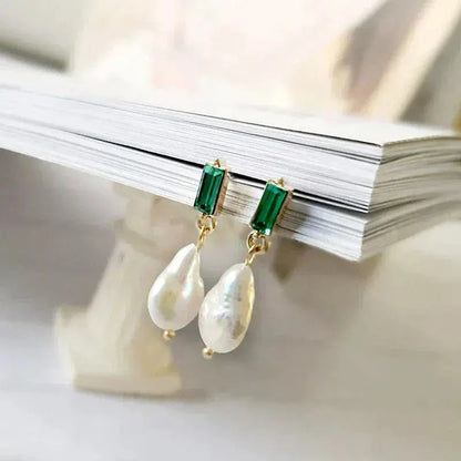 Luxurious earrings with pearls and green zirconia in gold