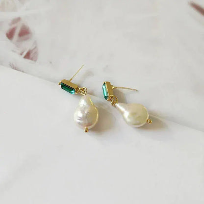 Luxurious earrings with pearls and green zirconia in gold