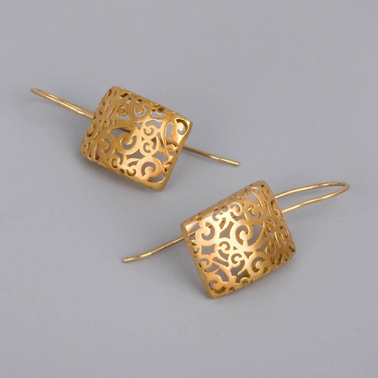 Gold earrings with hollow element
