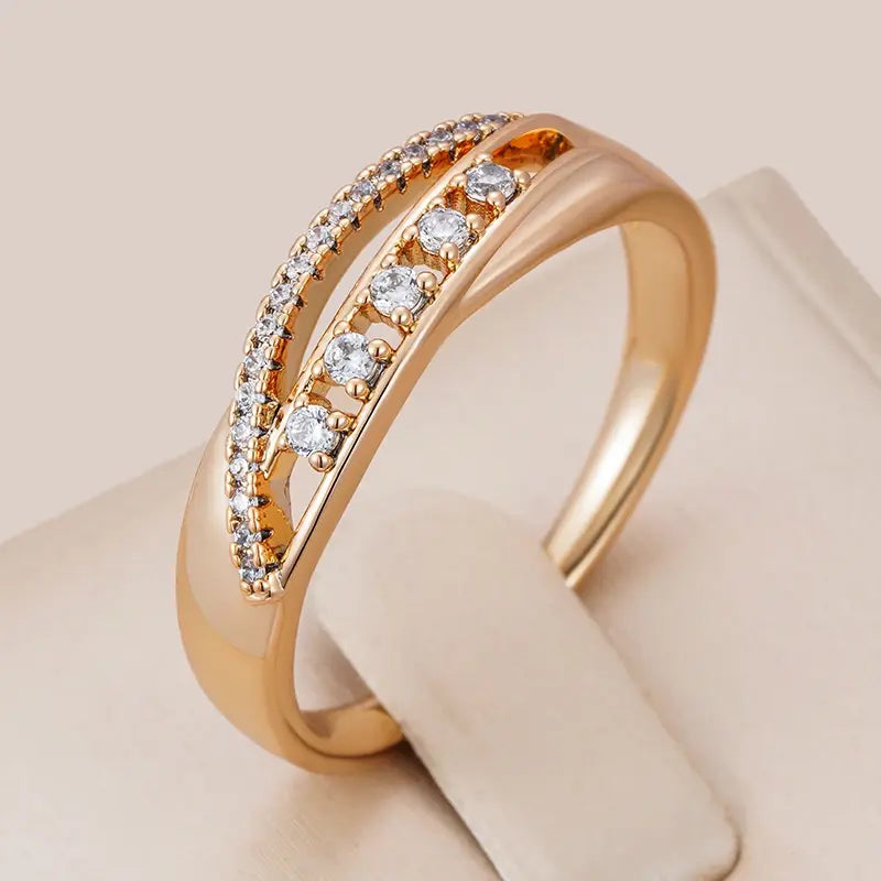 Ring with crusted zirconia made of gold