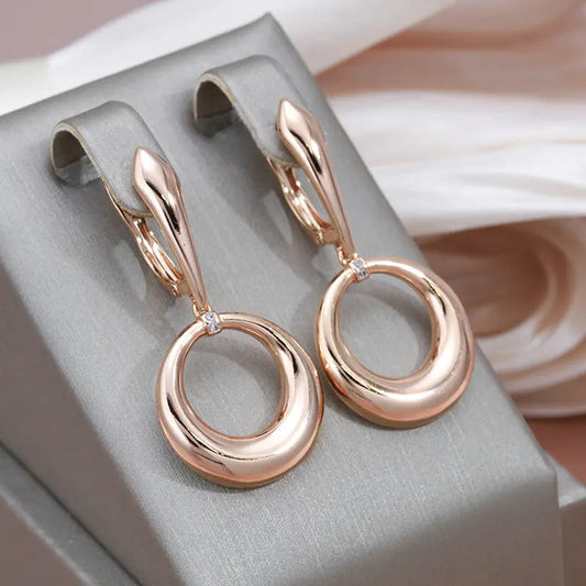 Elegant shiny gold earring