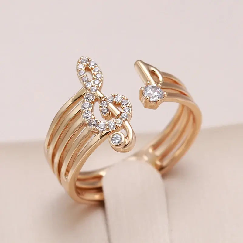 Elegant ring made of gold and zirconia