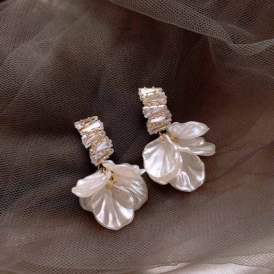 Elegant golden flower earrings in white