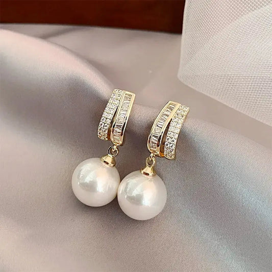 Round shiny earrings with pearls