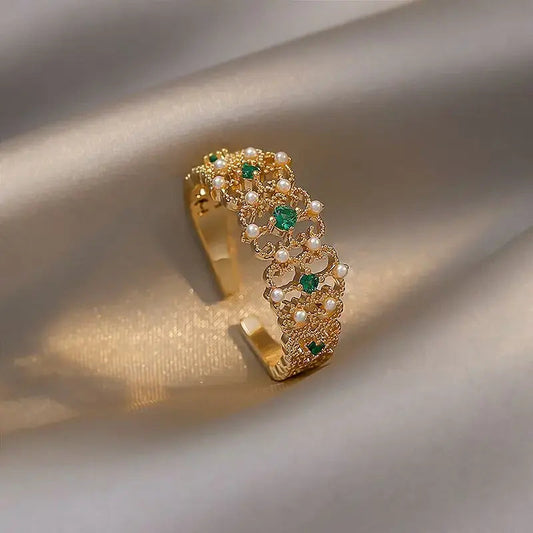 Elegant ring with pearls and green zirconia