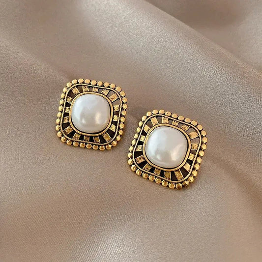 Gold-plated earrings with inlaid pearls