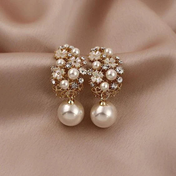 Elegant earrings with floral pattern and pearls