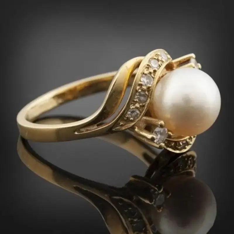 Elegant ring with pearl and diamond gold