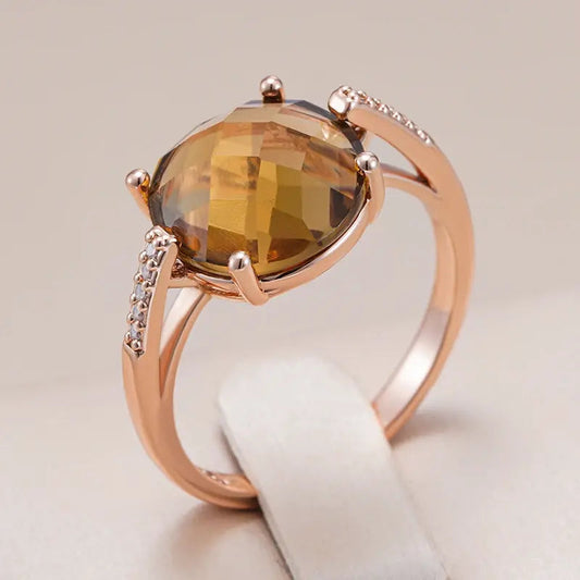 Elegant ring with brown, gold-colored crystal