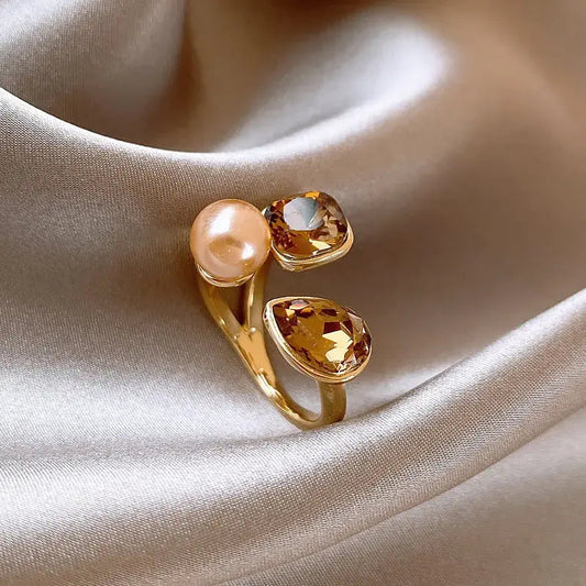 Elegant ring made of crystal and pearls