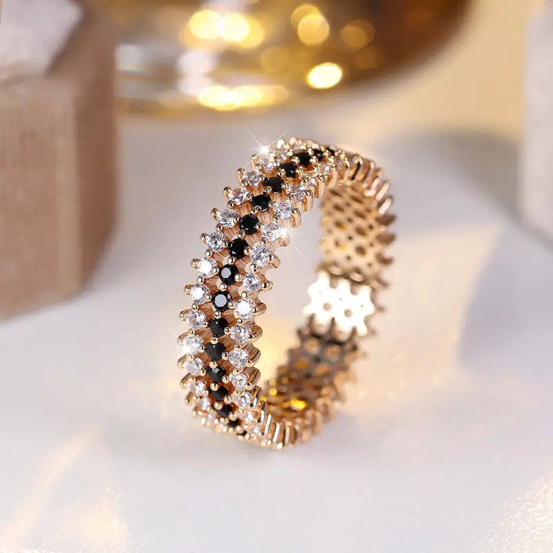 Ring with sparkling white and black crystals