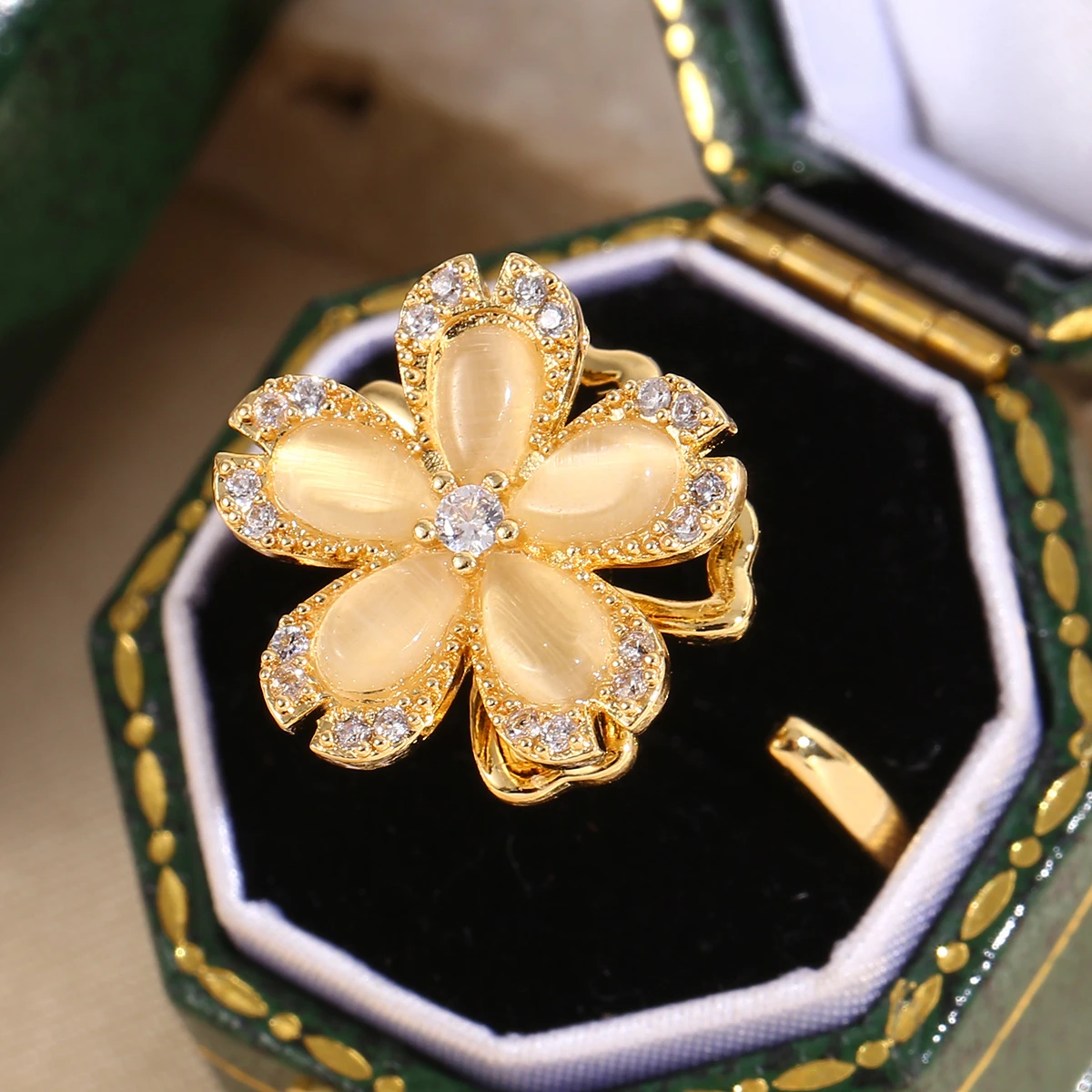 Ring with golden daisy