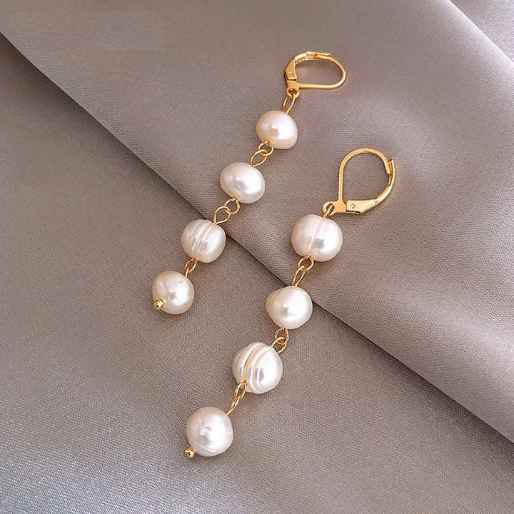 Gold earrings with pearls